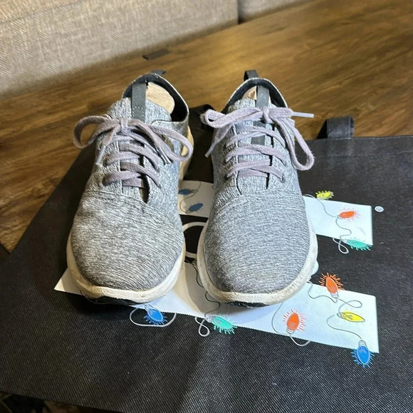 TOMS GRAY MEN SNEAKER SHOE SIZE 10 - Picture 1 of 4